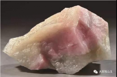 五彩斑斓的独山玉原石