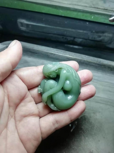 河南省玉石雕刻大师张晨生展现时代风采