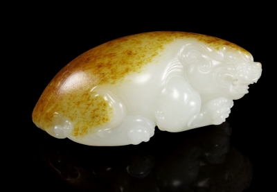 王亚江擅长动物，作品巧用俏色，神形兼备，刀法凝练