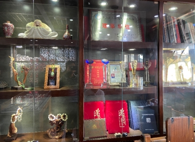 杨红太与雕刻大师董晓红携手创立的和顺玉道