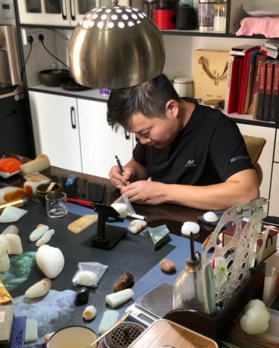 罗辉创办的“宸玉逸品”玉雕工作室