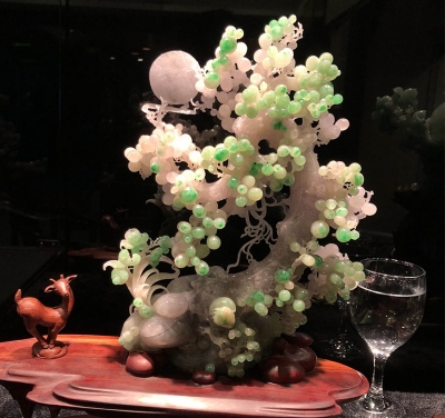 万红星擅长山水、人物佛像、杂件花鸟等的设计制作
