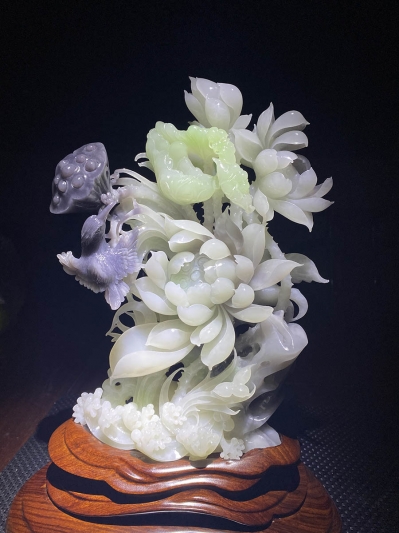 张贵擅长独山玉、和田玉花鸟杂件雕刻
