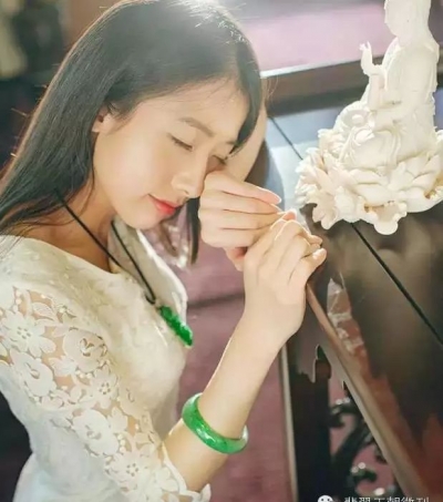 女性翡翠珠宝怎么搭配？翡翠女神这么戴美翻了！