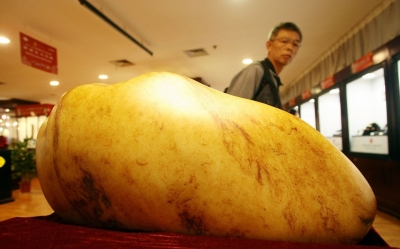 146公斤的和田玉籽料在南京拍卖1.2亿元落槌