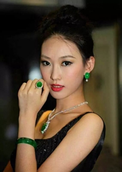 奢华、大气、惊艳！娱乐圈富婆们的翡翠珠宝秀