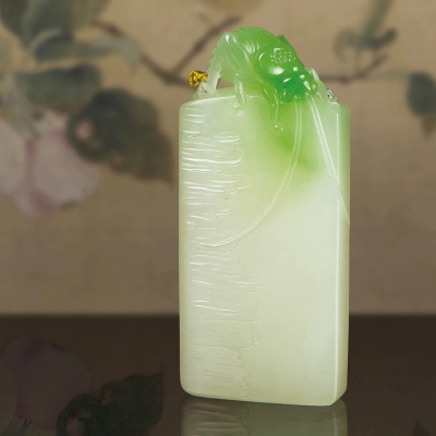 翠青玉玉牌《虫趣》殷小金作品。