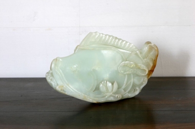 清代玉器青玉衔莲水座大鱼