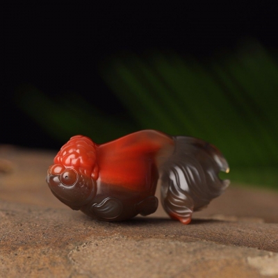 白骑通南红玉雕作品