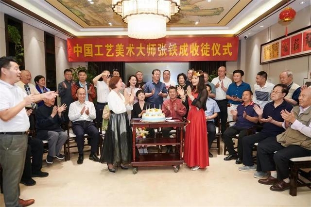 中国工艺美术薪火相传，冼颖红拜师张铁成