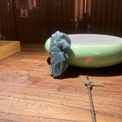 杨硕作品风格以武将观音造型为主