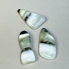 独山玉三彩意境吊坠